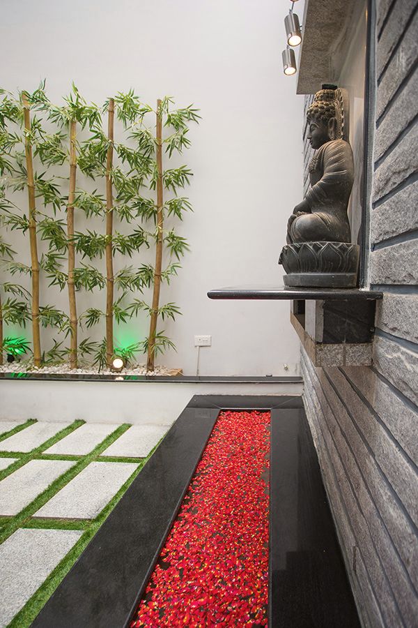 Courtyard planting, residence