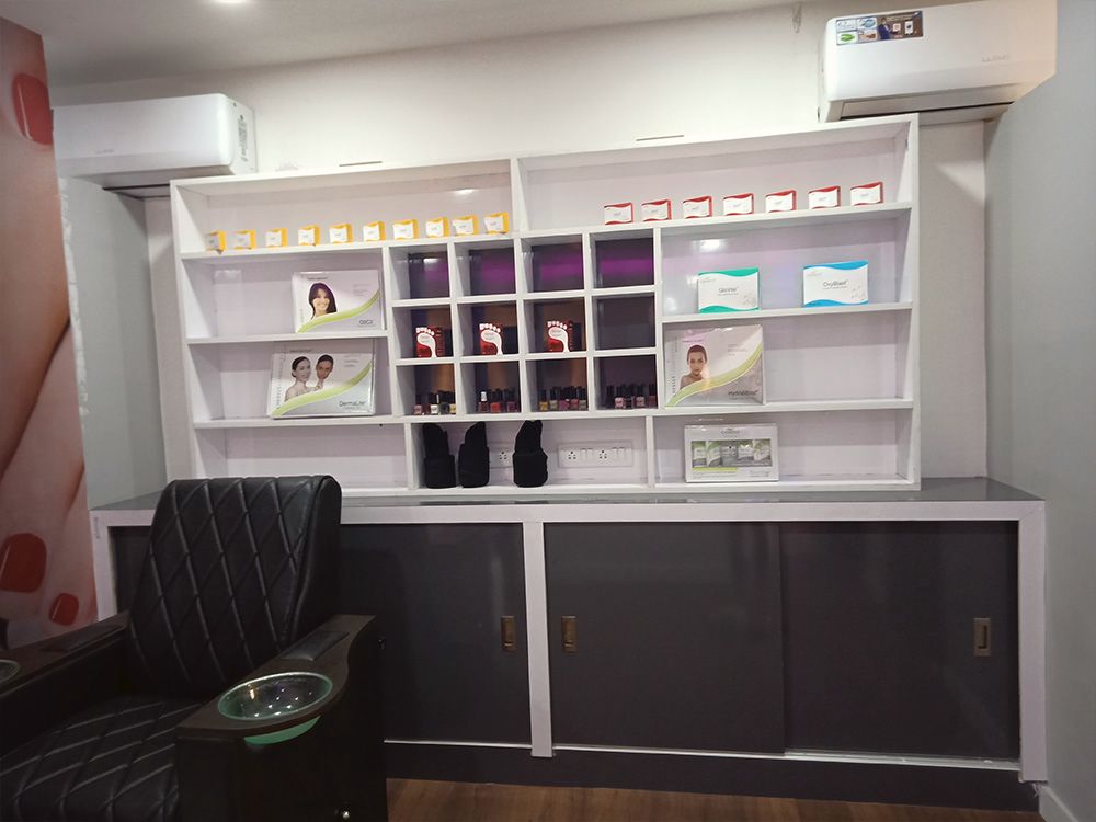 Salon retail wall, Belagavi