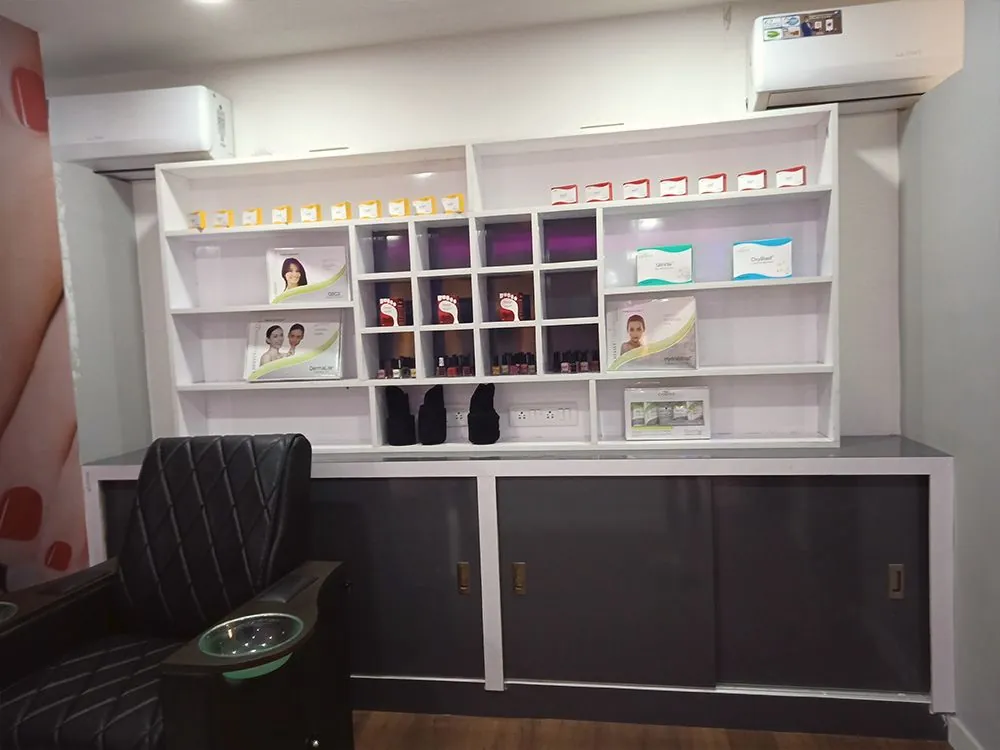 Salon retail wall, Belagavi
